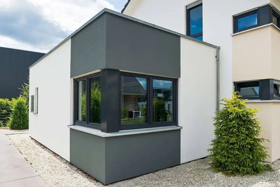 Traditionell gemauerte Erweiterung aus Beton und Quadersteinen in Luxemburg
