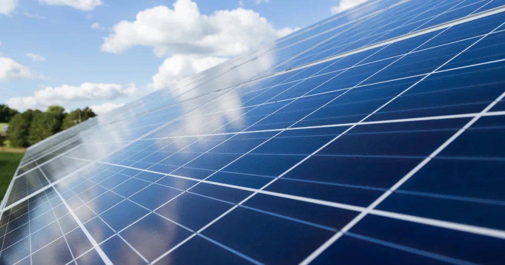 Kit solaire plug and play ou panneau solaire en toiture - que choisir